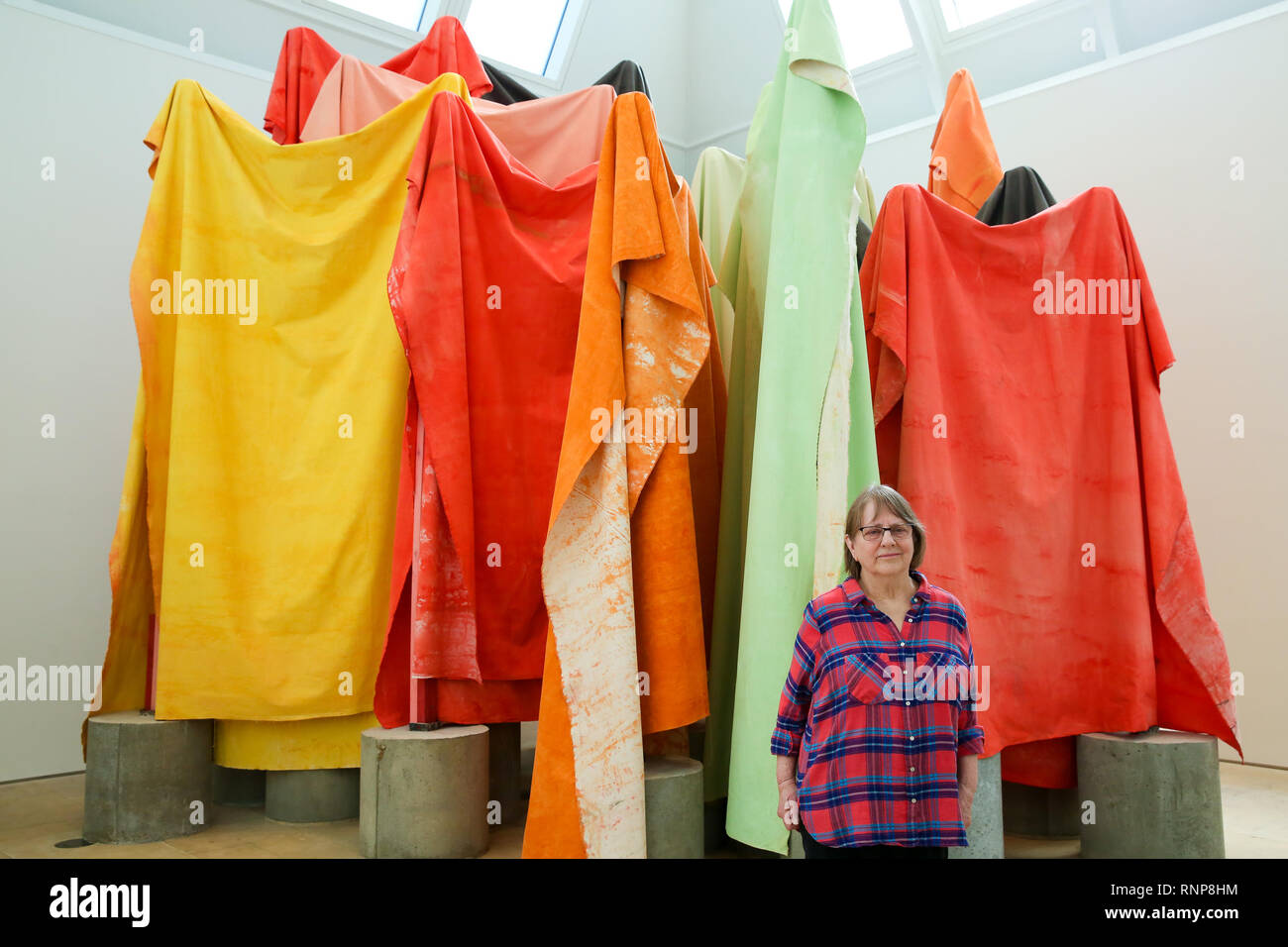 Accademia Reale delle Arti. Londra, UK 20 Feb 2019 - Phyllida Barlow pone di fronte la sua opera presso la Reale Accademia delle Belle Arti L'artista inglese Phyllida Barlow trasforma la Royal Academy di Gabrielle Jungels-Winkler gallerie con una mostra interamente nuova opera, intitolata cul-de-sac. La mostra è stata concepita come un installazione sequenziale in esecuzione in tutti e tre gli spazi tra loro interconnessi. La mostra è aperta al pubblico dal 23 febbraio fino al 23 giugno 2019. Credito: Dinendra Haria/Alamy Live News Foto Stock