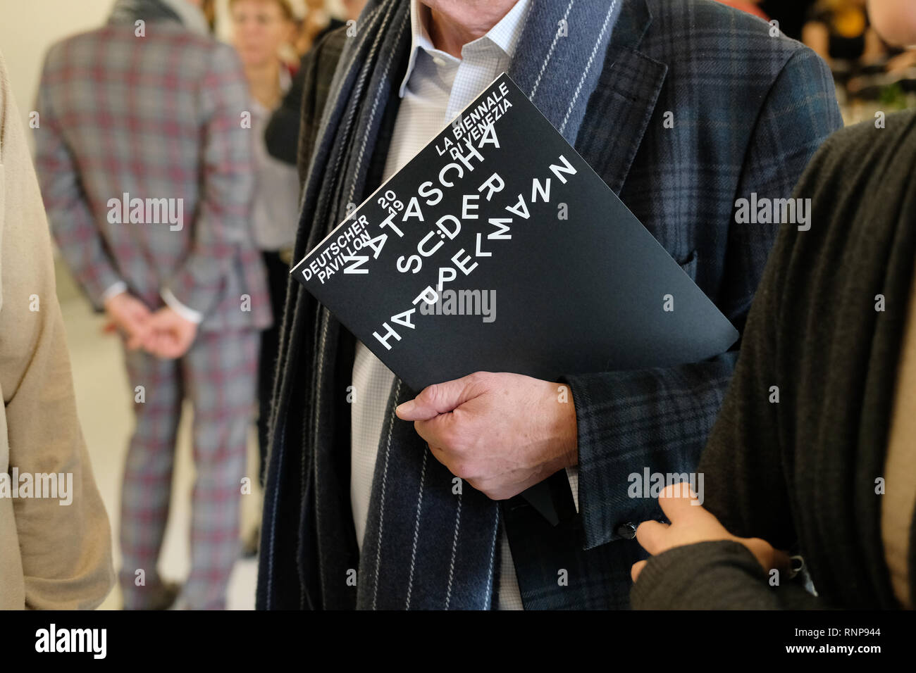 Leipzig, Germania. Xx Febbraio 2019. Un visitatore della galleria di arte contemporanea contiene un catalogo nelle sue mani. Le prime intuizioni sul contributo tedesco alla Kunst-Biennale erano stati presentati nelle sale espositive di mercoledì. Credito: Sebastian Willnow/dpa-Zentralbild/dpa/Alamy Live News Foto Stock