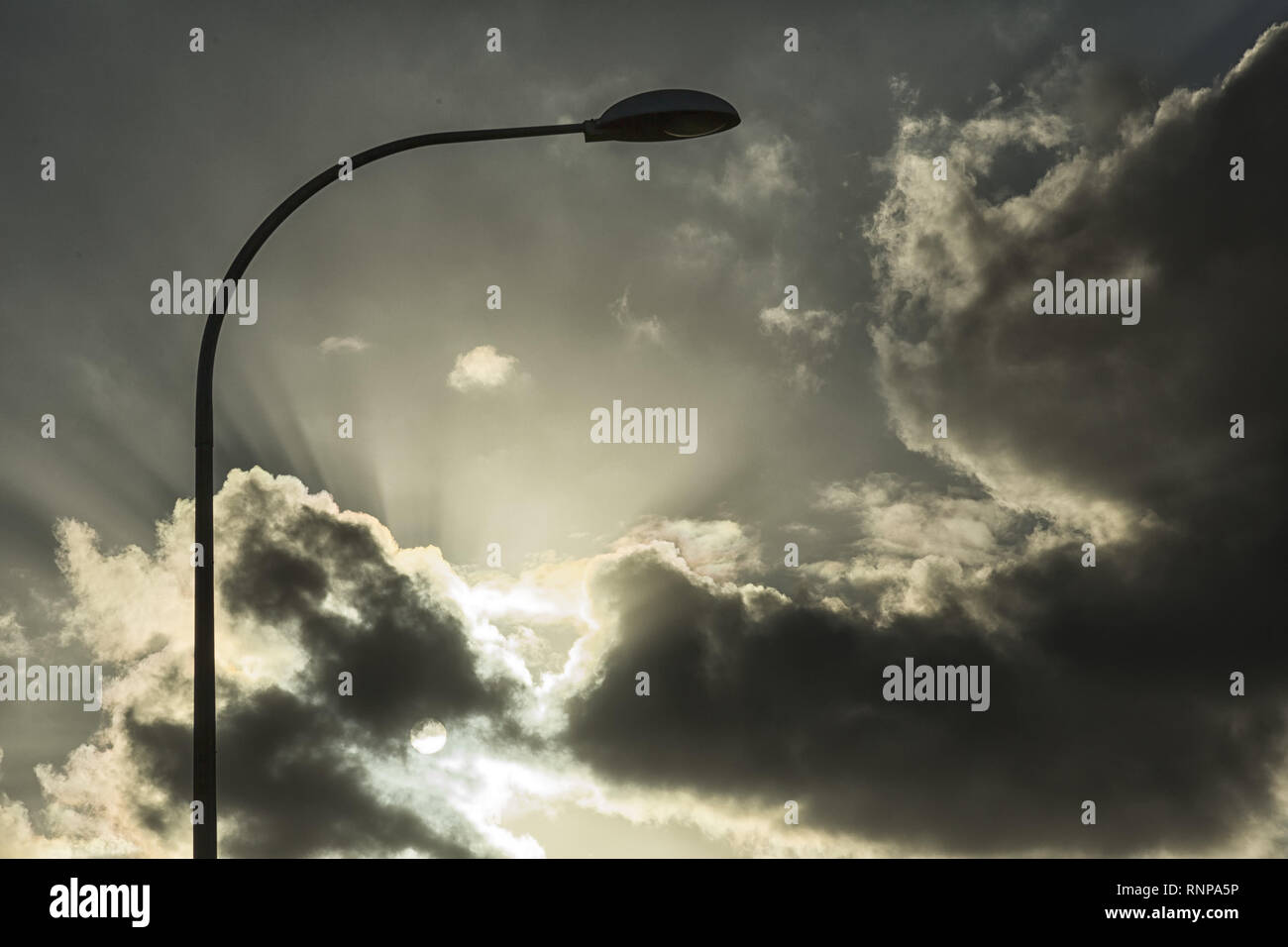 Nuvole pesanti provenienti Foto Stock