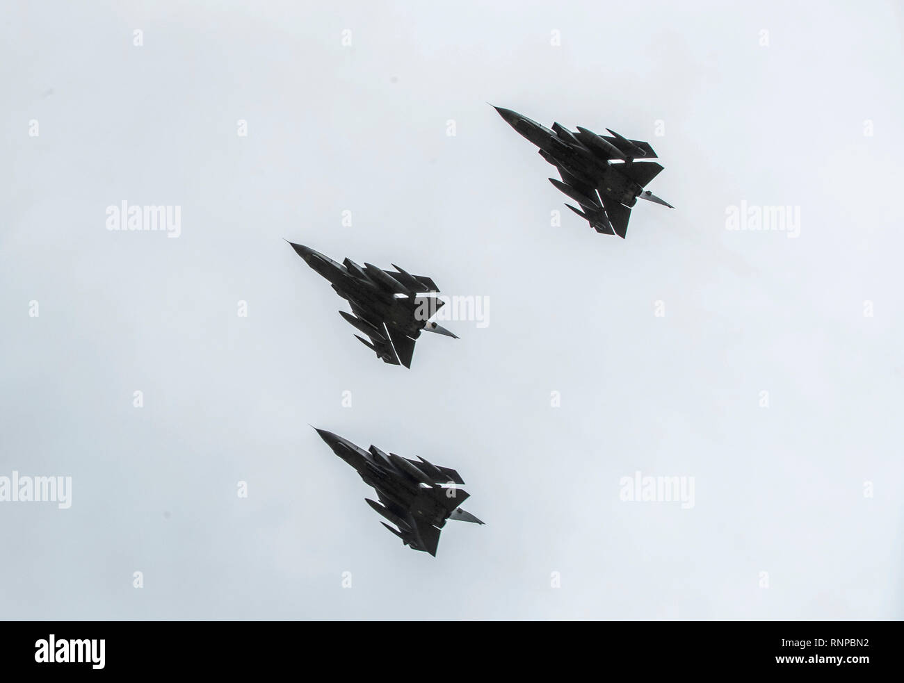 Tre RAF Tornados volare oltre la Tornado treno vicino Leeming Bar nello Yorkshire durante il loro tour d'addio. Foto Stock
