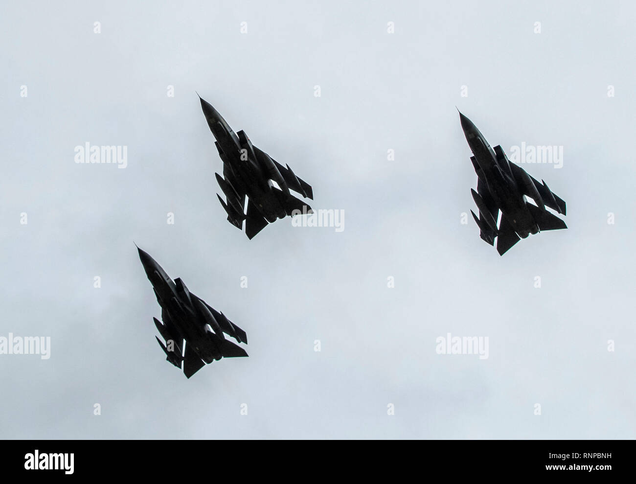 Tre RAF Tornados volare oltre la Tornado treno vicino Leeming Bar nello Yorkshire durante il loro tour d'addio. Foto Stock