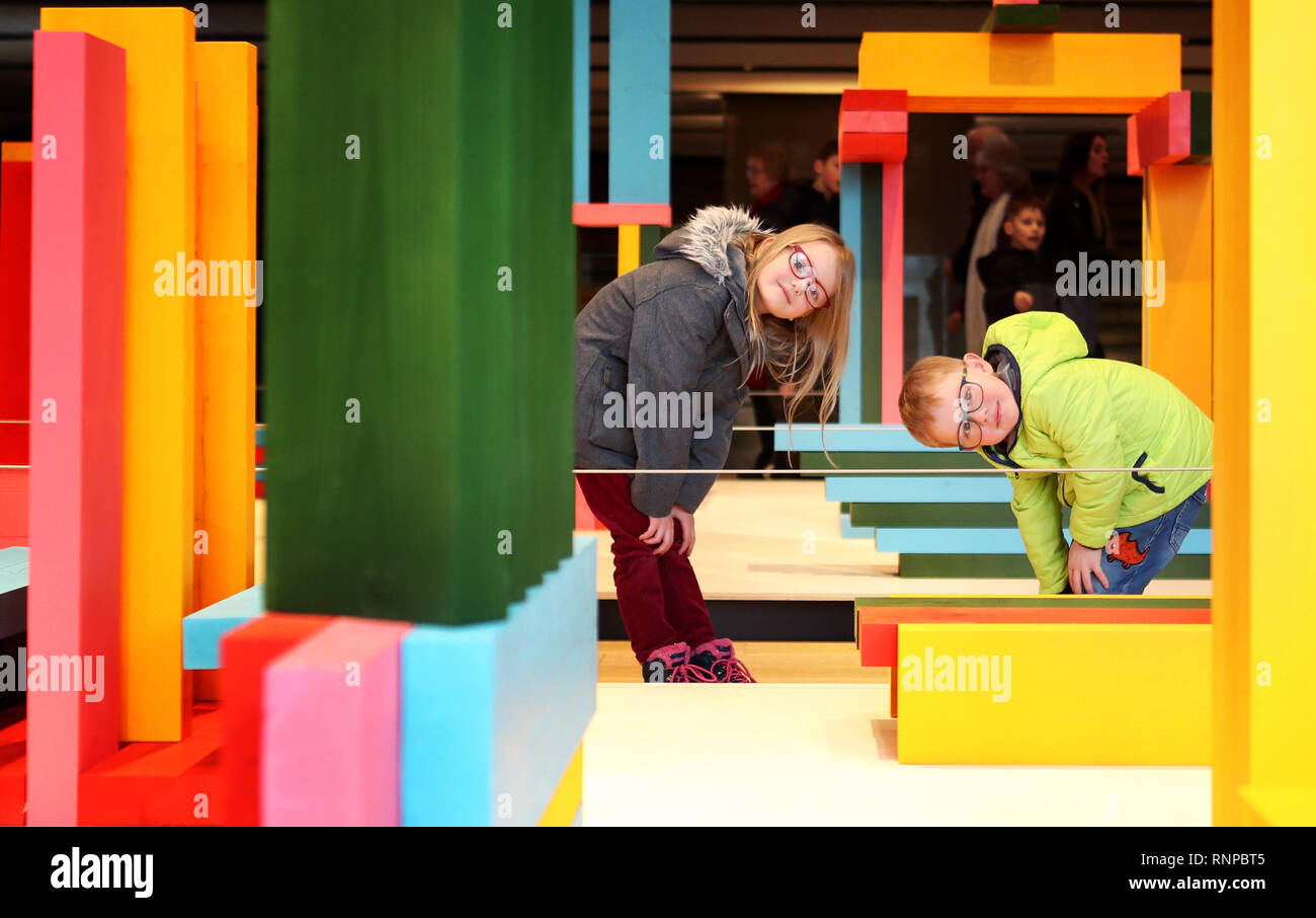 Jessica, sei e Alexander Sheridan, quattro da Broughty Ferry, prendere uno sguardo più da vicino a una nuova installazione di colorati delle regole di Riproduzione per artista Gabriella Marcella che è stata svelata al V&A Dundee. Foto Stock