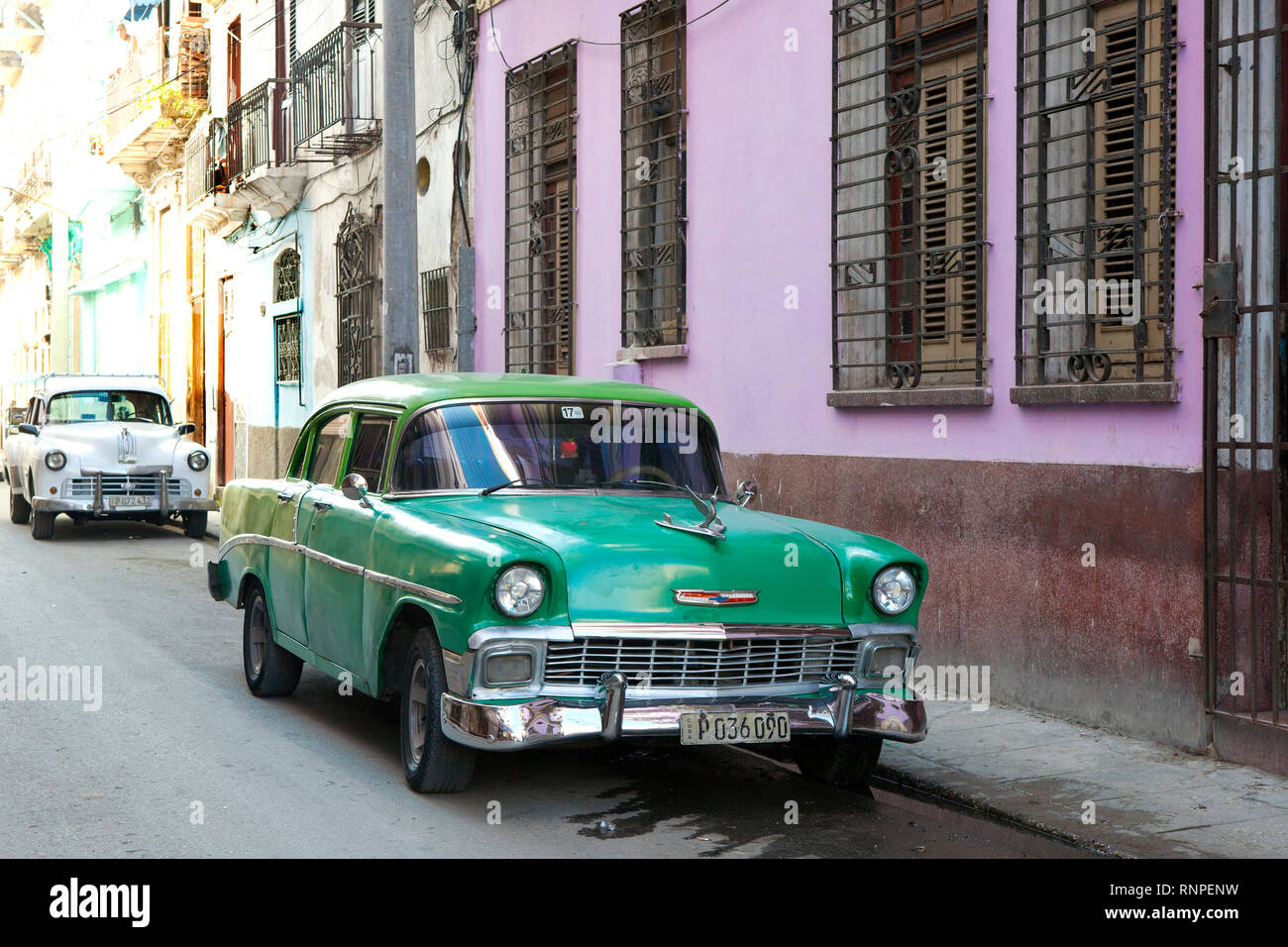 Classic American automobile parcheggiata nella città vecchia Havana, Cuba Foto Stock