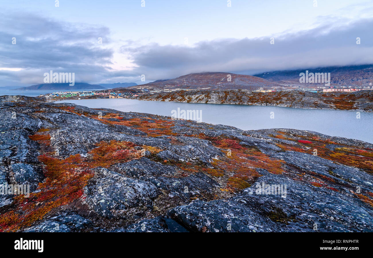 Autunno groenlandese tundra arancione paesaggio con il lago e le montagne sullo sfondo, Nuuk, Groenlandia Foto Stock