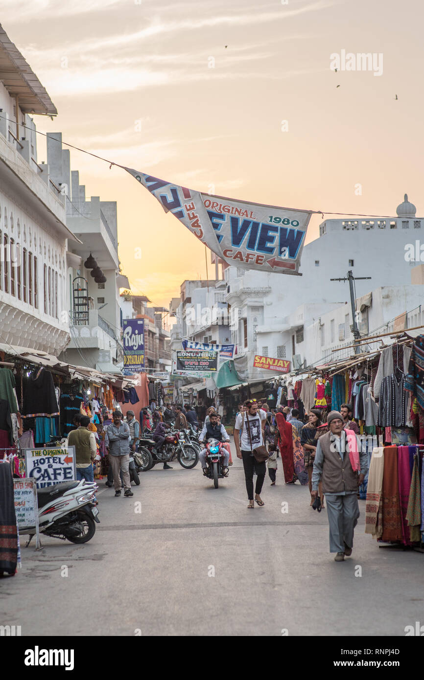 Una strada trafficata su un tardo pomeriggio nella città di Pushkar nel Rajasthan. Foto Stock