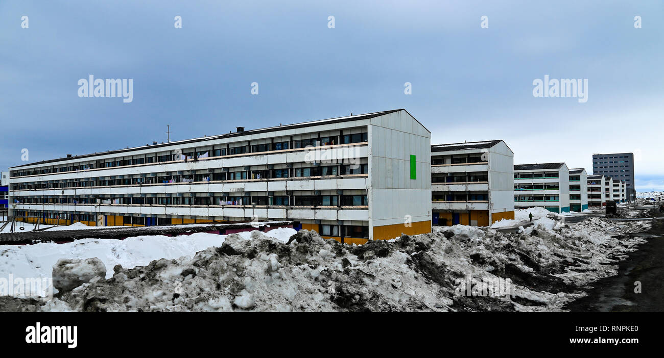 Scialbo righe di lunga vita Inuit edifici nella capitale artica città Nuuk, Groenlandia Foto Stock
