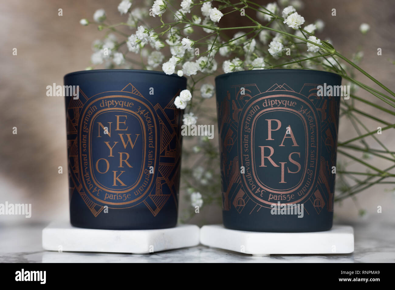 Diptyque candela di lusso con composizione floreale e effetto marmo per la tua casa Foto Stock