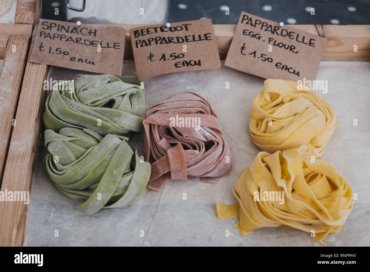Varietà di artigiani fresco pappardelle in vendita su un mercato di strada. Foto Stock