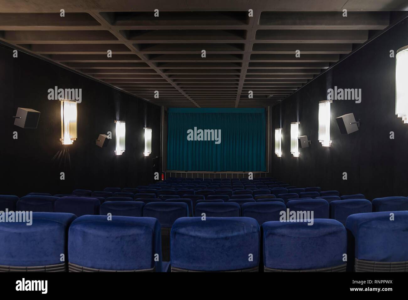Sala cinema con il blu degli anni cinquanta bancarelle in stile Art Déco, Baviera, Germania Foto Stock