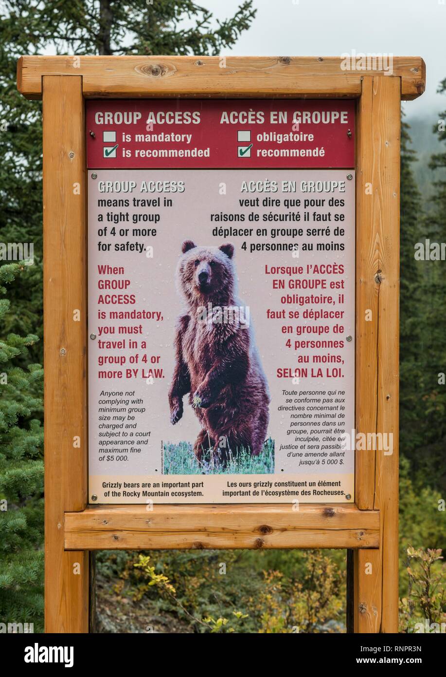 Segnale di avvertenza della porta sul sentiero escursionistico, escursionismo in gruppi consigliato, il Parco Nazionale di Banff, Alberta, Canada, America del Nord Foto Stock