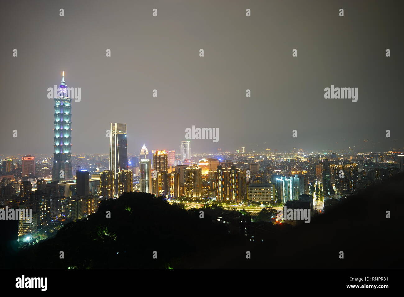 L'antenna una veduta notturna di Taipei 101 da Elephant Mountain (Xiangshan) in Taiwan. Il concetto di amichevole e uno stile di vita comodo per immobili. Foto Stock