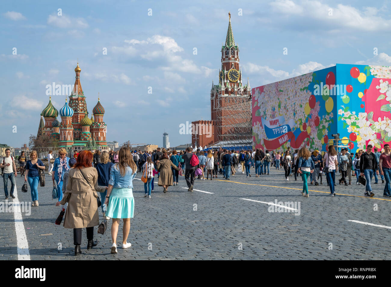 Mosca, Russia - aprile 30. 2018. Le persone nella Piazza Rossa durante un giorno di maggio holiday Foto Stock