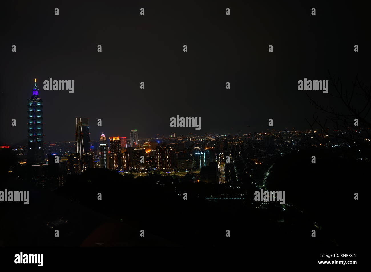 L'antenna una veduta notturna di Taipei 101 da Elephant Mountain (Xiangshan) in Taiwan. Il concetto di amichevole e uno stile di vita comodo per immobili. Foto Stock