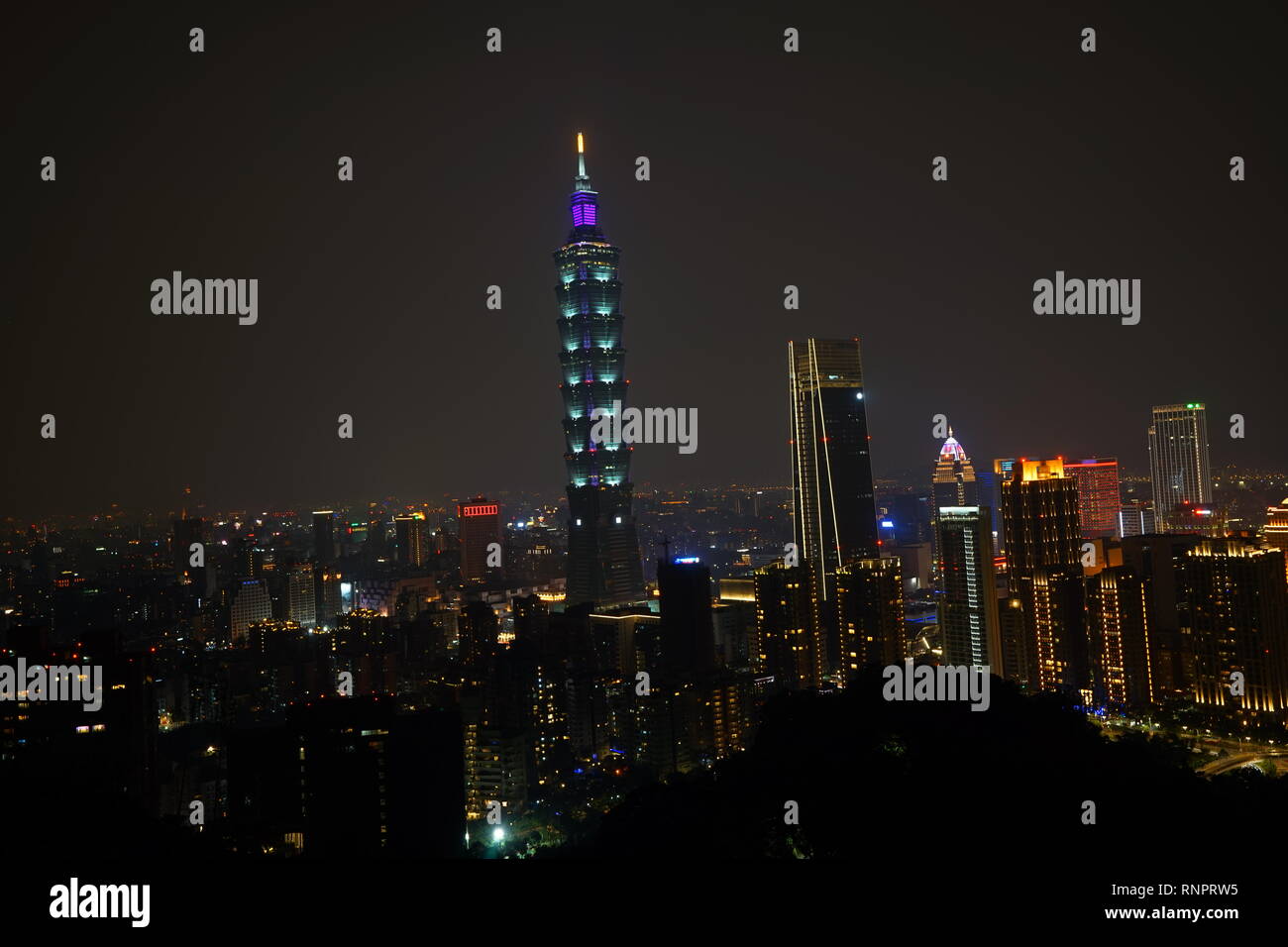 L'antenna una veduta notturna di Taipei 101 da Elephant Mountain (Xiangshan) in Taiwan. Il concetto di amichevole e uno stile di vita comodo per immobili. Foto Stock