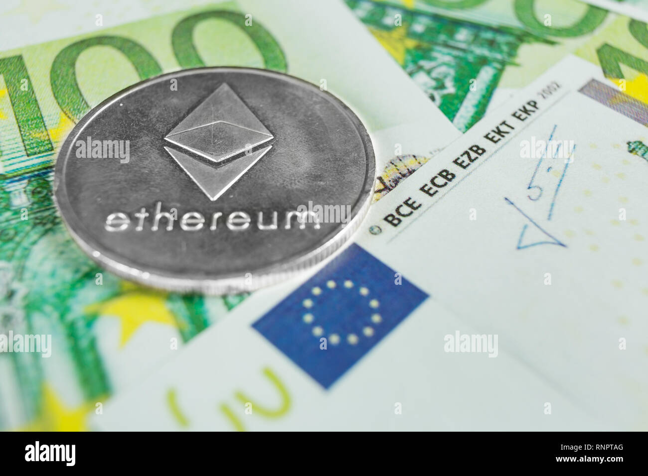 Crypto concetto di valuta - Un Ethereum con le fatture in euro Foto Stock