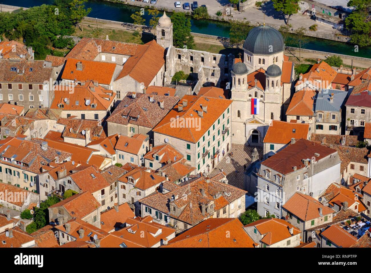 Città vecchia con la chiesa di Sveti Nikola, Kotor, Montenegro Foto Stock