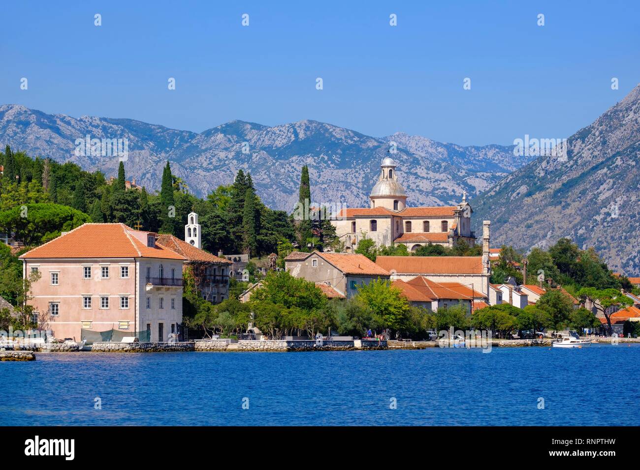 Posizionare Prcanj con chiesa Hram Bogorodicin, Baia di Kotor, Montenegro Foto Stock