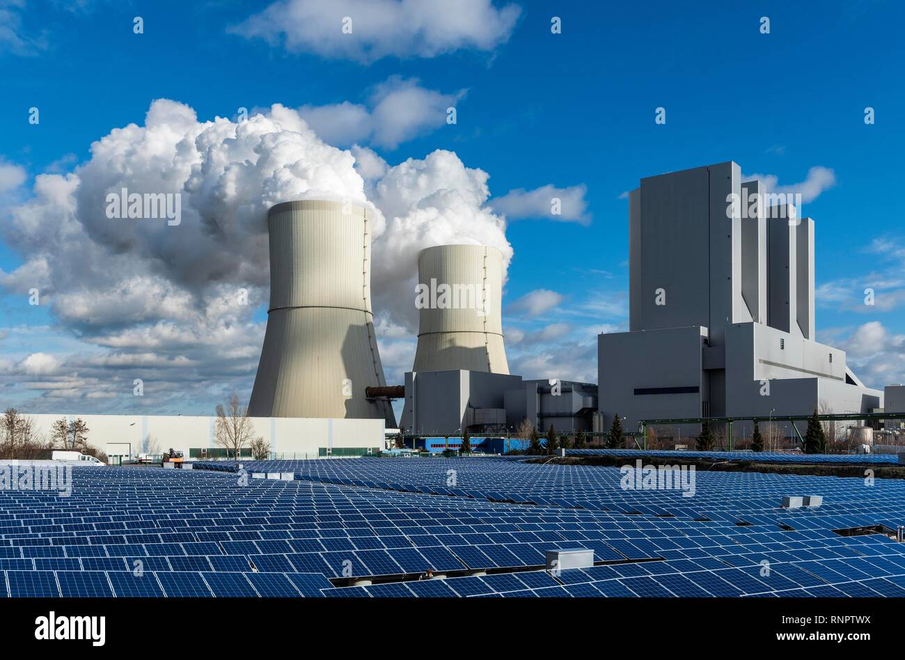 Immagine del simbolo energy turnaround, carbone marrone uscire, parco solare di fronte, marrone centrali a carbone vegetale in retro Foto Stock