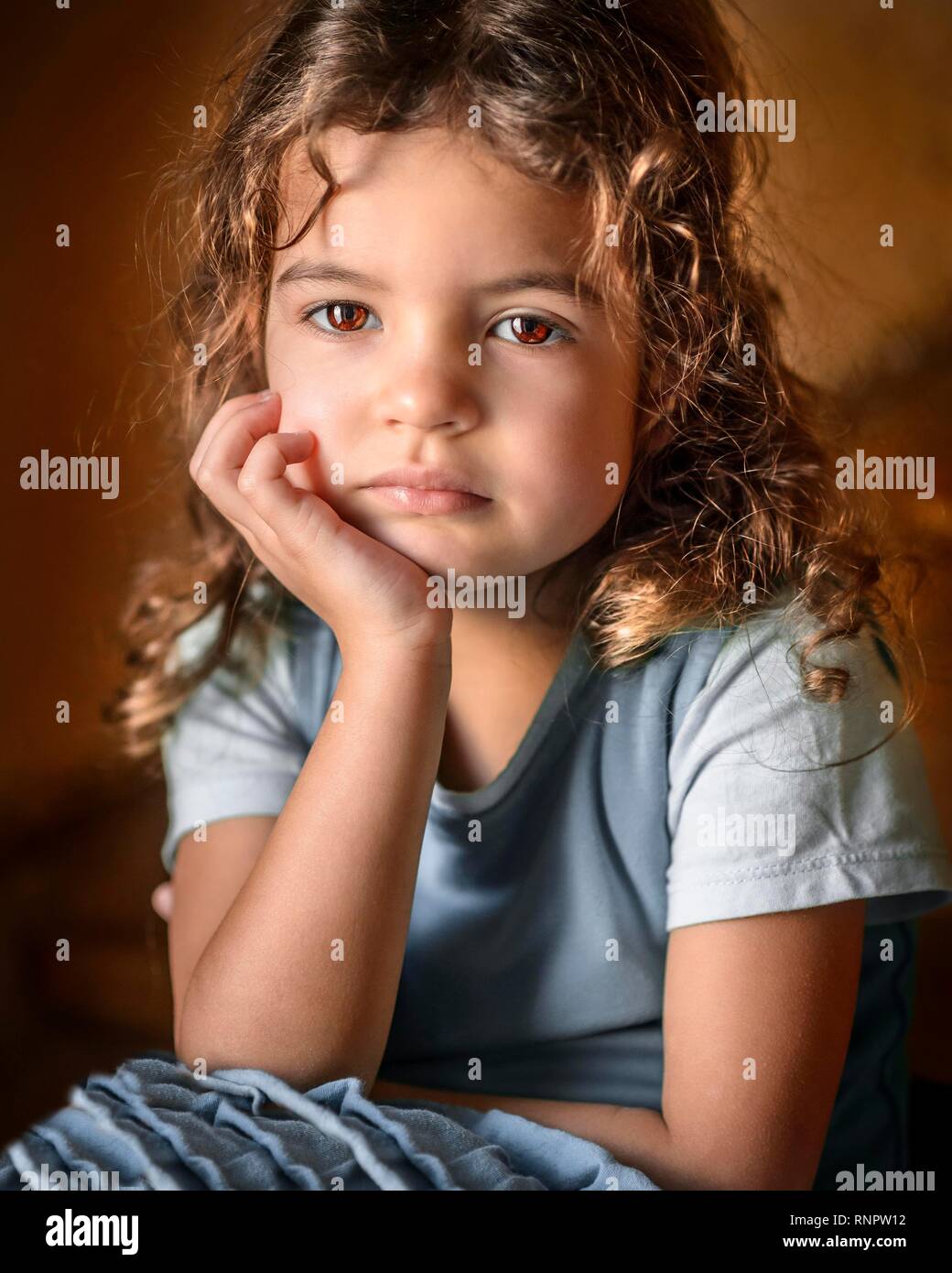 Ragazza 4 anni, ritratto, sguardo premuroso, Germania Foto Stock
