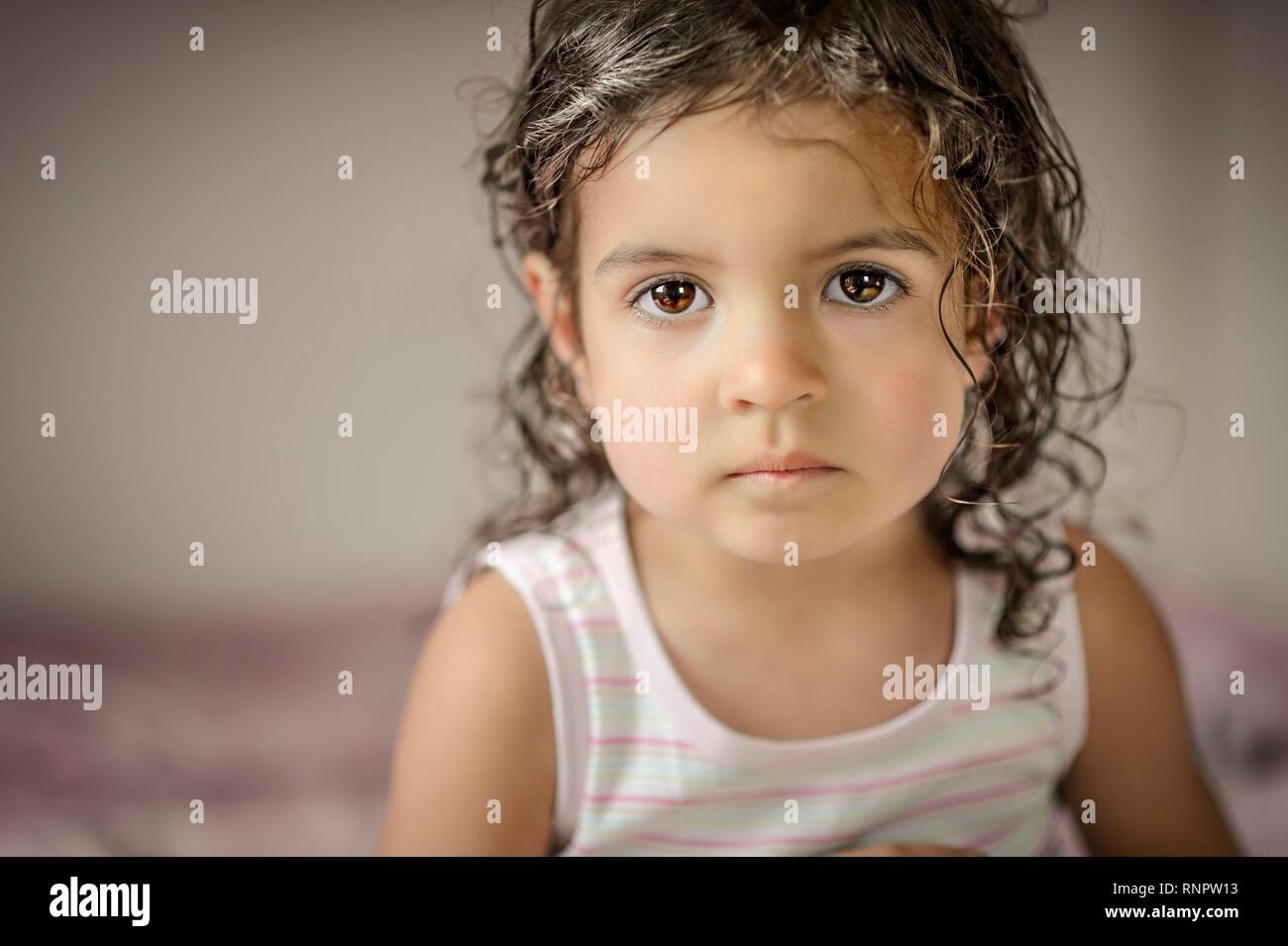 Ragazza 3 anni, con capelli bagnati, ritratto, Germania Foto Stock