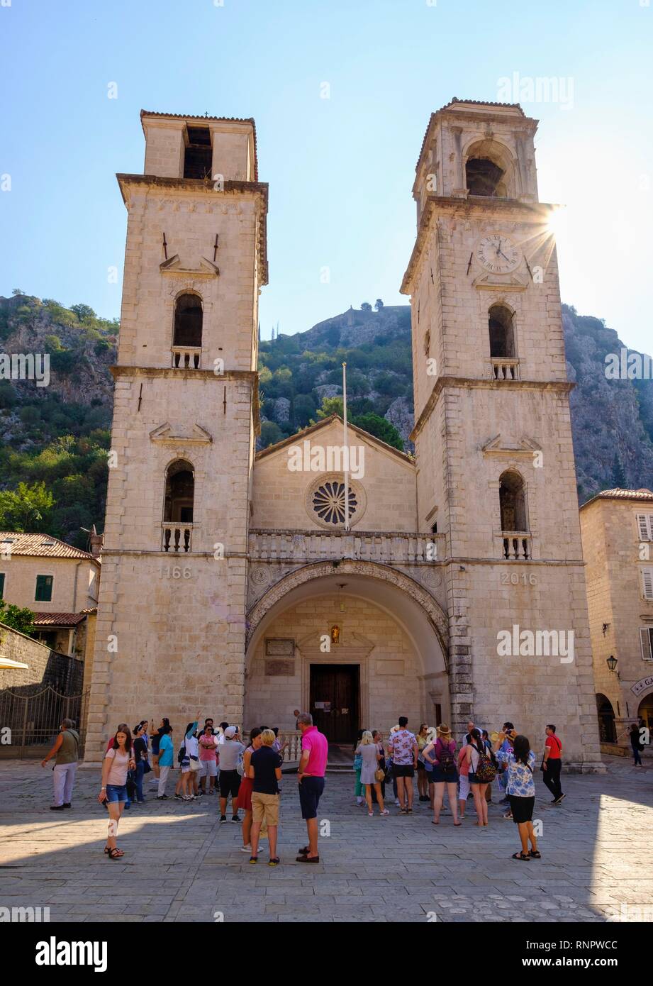 Gruppo turistico di fronte a Sankt Trifone Cattedrale, l'antica città di Kotor, Montenegro Foto Stock