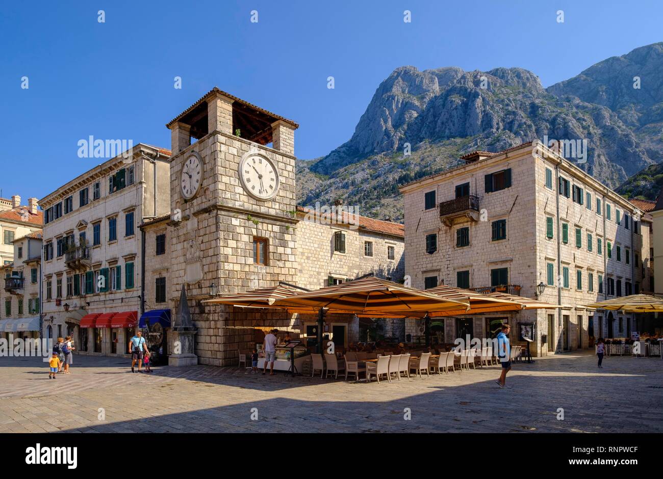 La piazza principale con la torre dell orologio, la città vecchia di Kotor, Montenegro Foto Stock