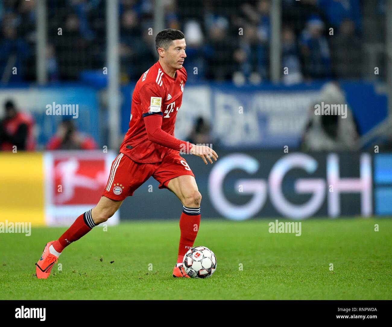 Robert Lewandowski FC Bayern Monaco di Baviera sulla sfera, ProZero Arena, Sinsheim, Baden-Württemberg, Germania Foto Stock