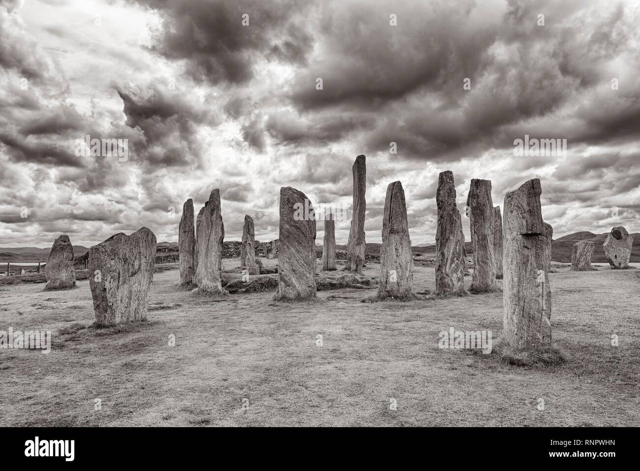Pietra megalitiche formazione Callanish Standing Stones, cerchio di pietra sotto un cielo nuvoloso, Lewis e Harris Isola, Ebridi Esterne Foto Stock