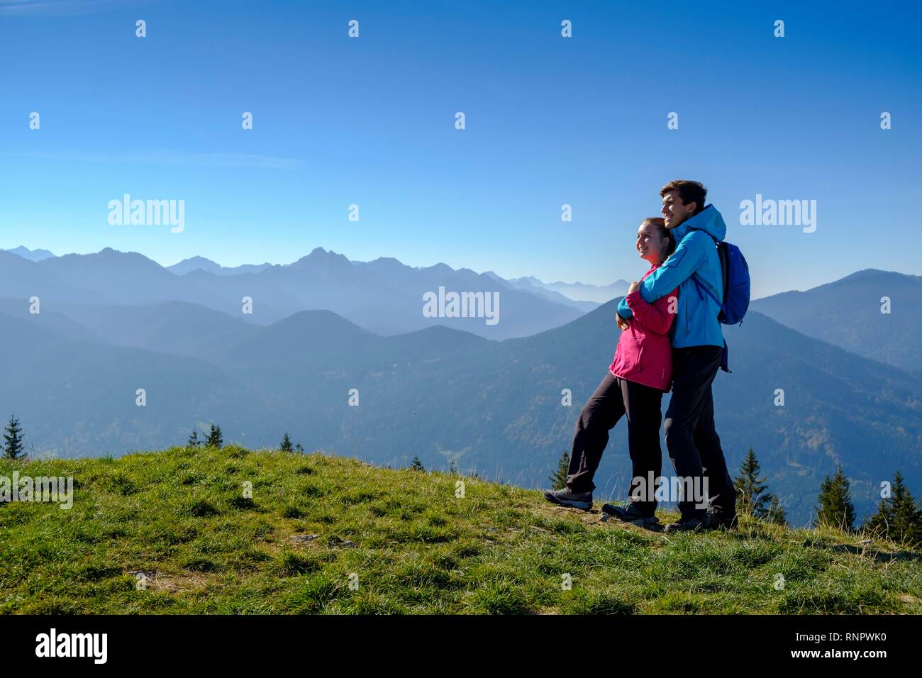 Coppia giovane godendo la vista, escursionista a Hörndle, Hörnle, Zeitberg, vicino a Bad Kohlgrub, Ammergauer Alpi, Alta Baviera, Baviera Foto Stock