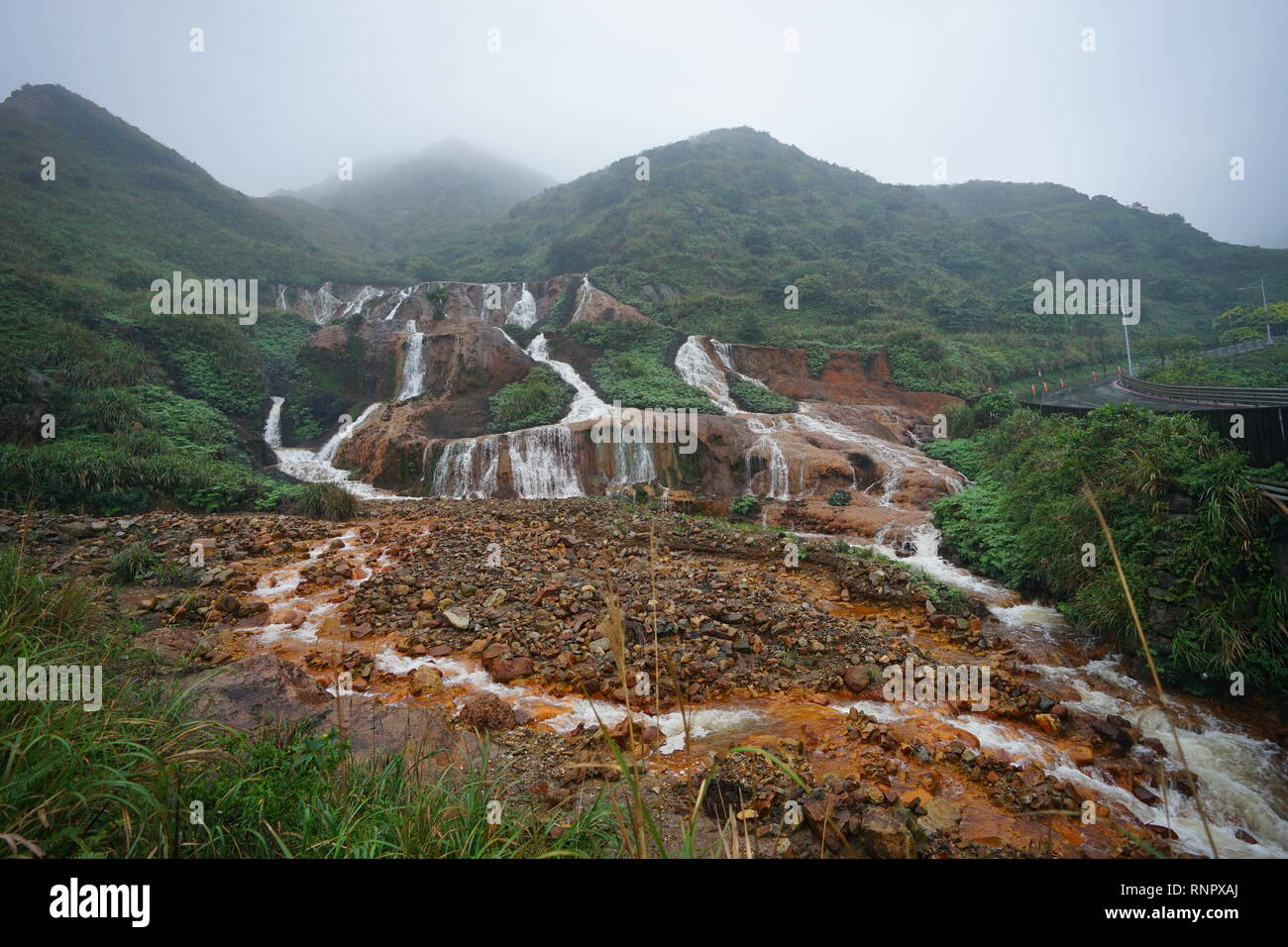 La cascata dorata è una famosa attrazione nella zona Jinguashi. È un buon posto per la famiglia e i bambini a viaggiare all'esterno. Foto Stock