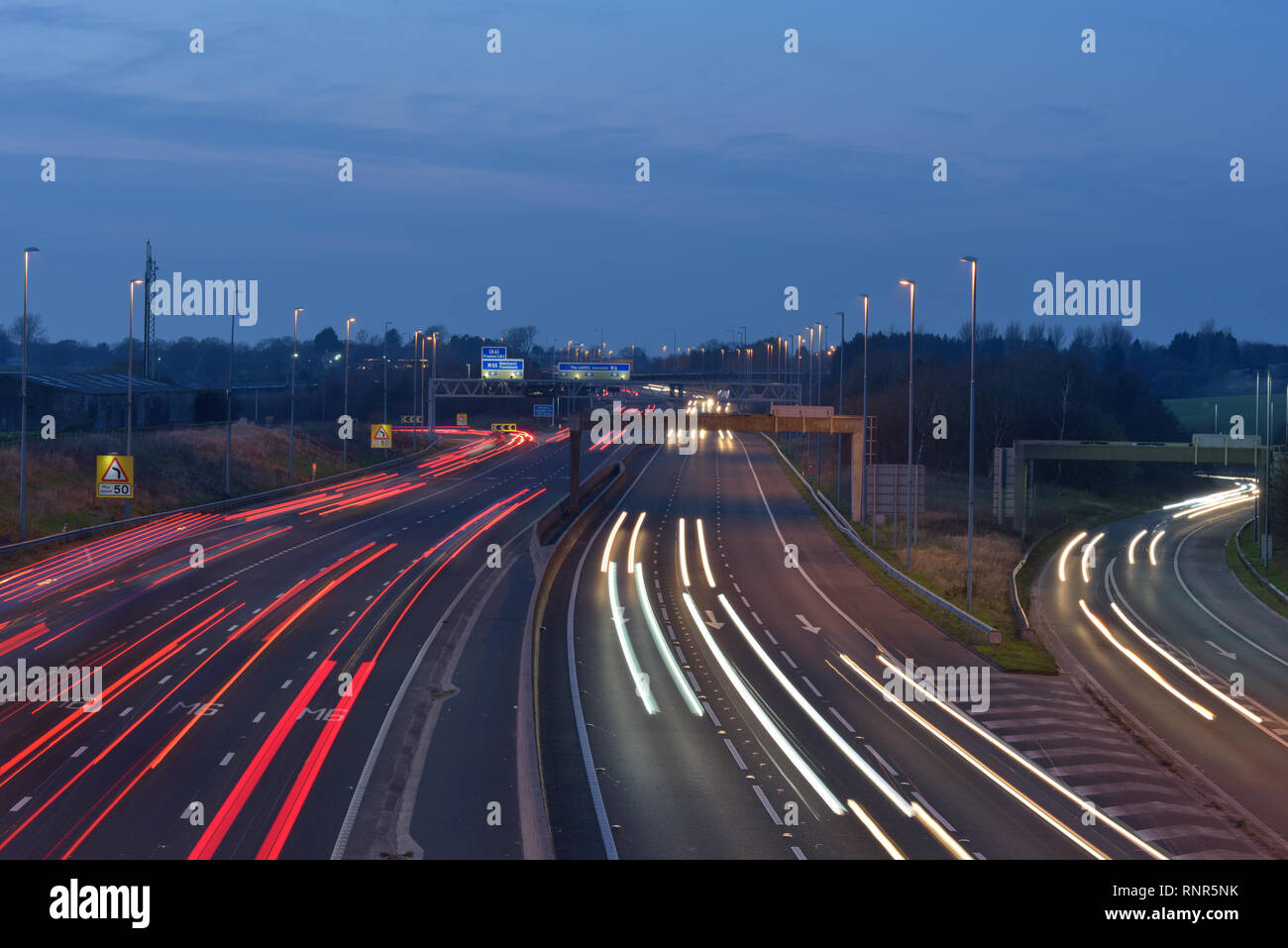 Di notte il traffico su autostrada occupato Foto Stock