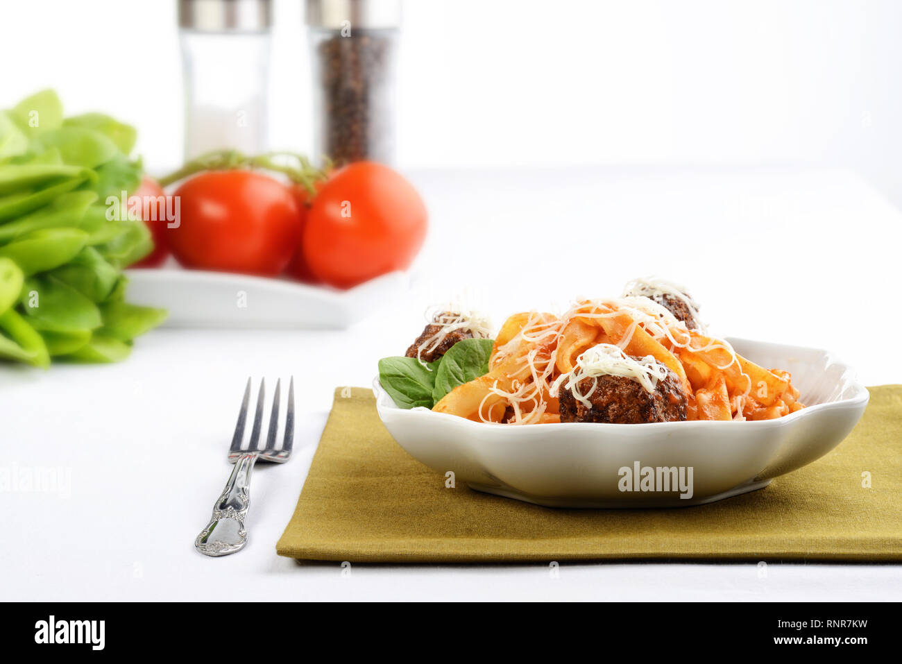 Ciotola di spaghetti e polpette di carne Foto Stock