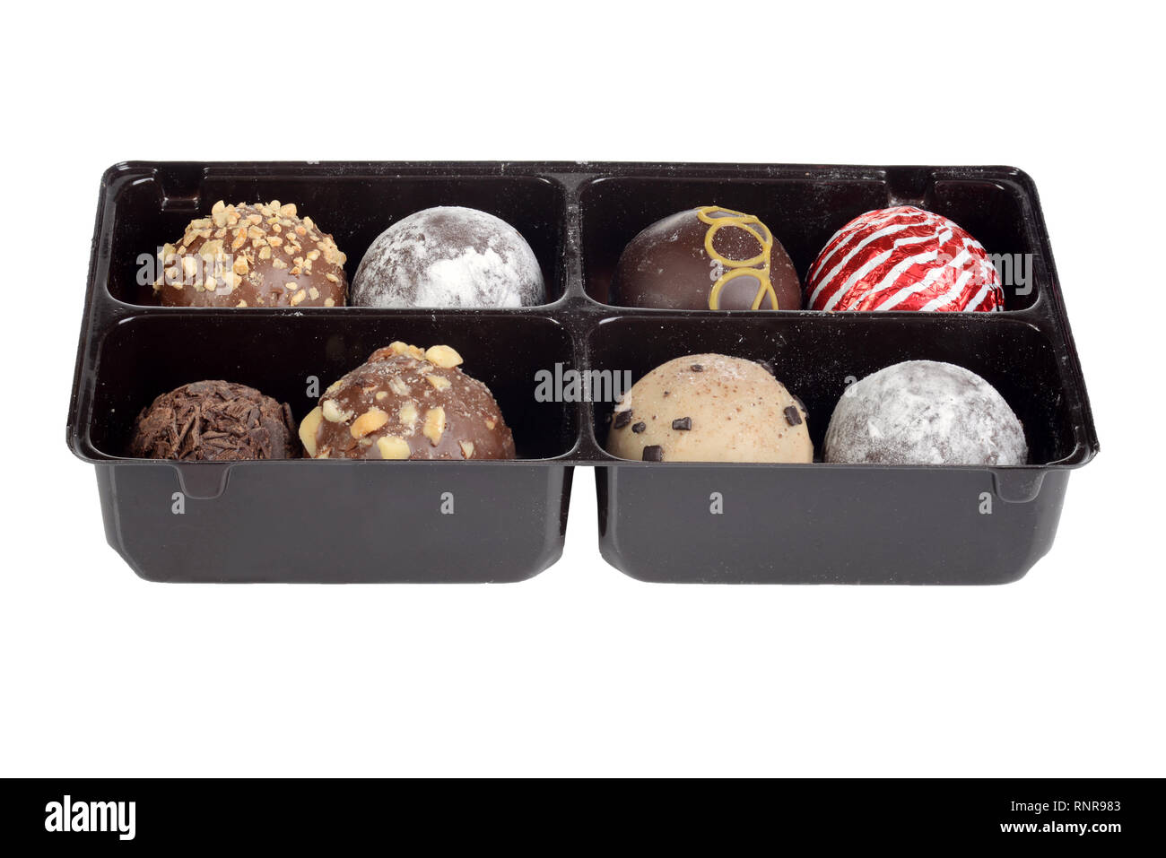 Primo piano isolato di cioccolatini fatti a mano in un vassoio Foto Stock