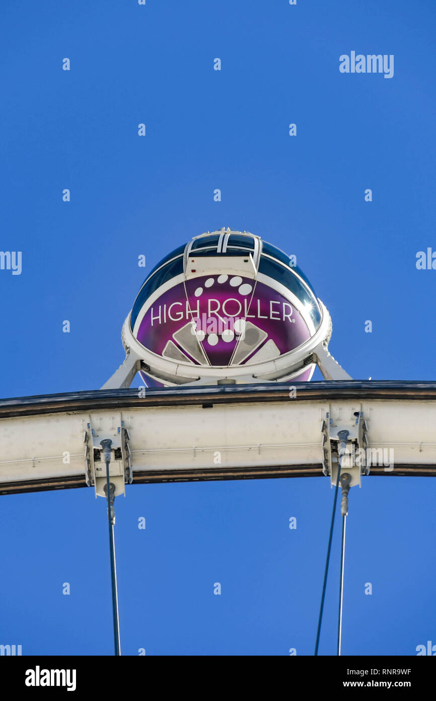 LAS VEGAS, NEVADA - Febbraio 2019: vista ravvicinata di una capsula sulla parte superiore del rullo di alta ruota gigante ride contro un cielo blu. Foto Stock