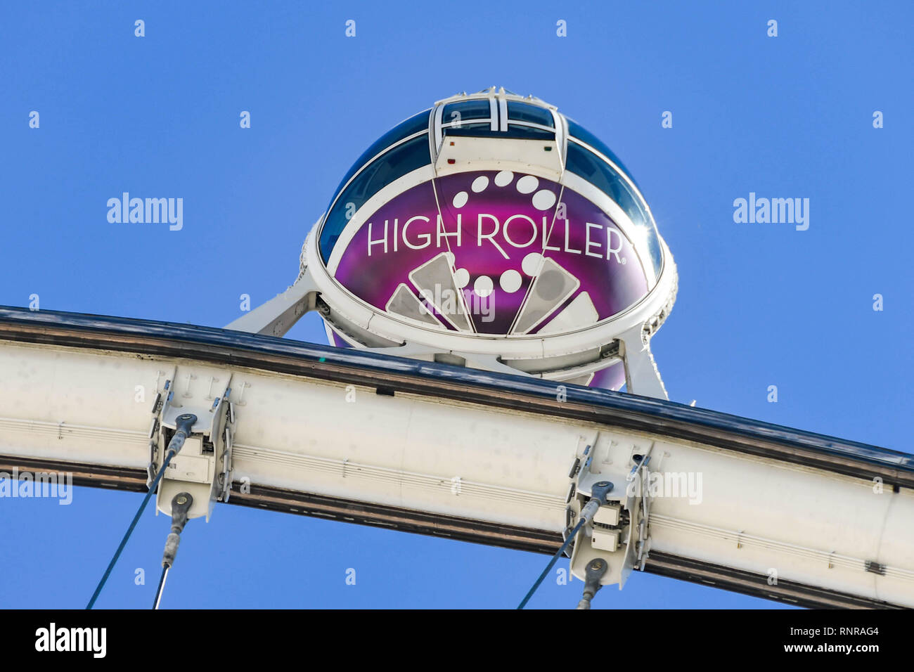 LAS VEGAS, NEVADA - Febbraio 2019: vista ravvicinata di una capsula sulla parte superiore del rullo di alta ruota gigante ride contro un cielo blu. Foto Stock
