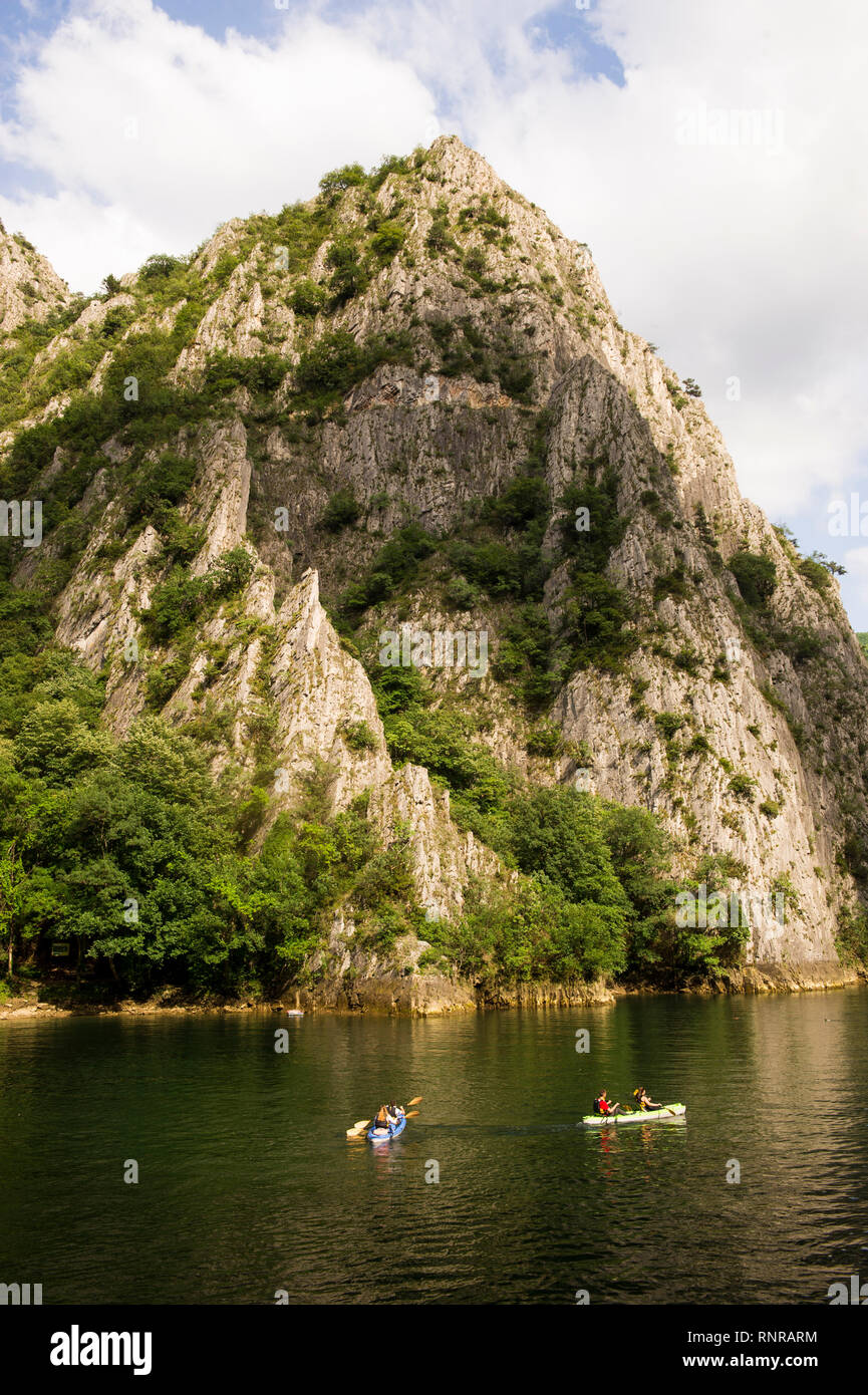 Fare kayak in Matka Gorge, Macedonia Foto Stock