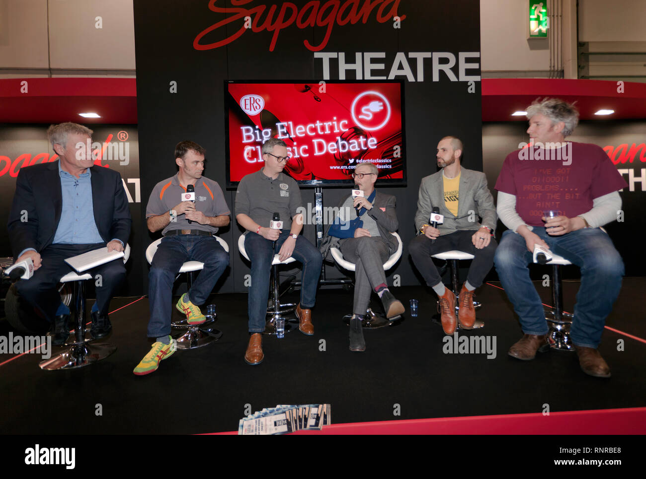I partecipanti Tiff Needell, Edd Cina, Richard Morgan, Jonny Smith, Paul Hudson,e Tom Donachie discutere se Classic Cars dovrebbe essere fatto in EVs Foto Stock