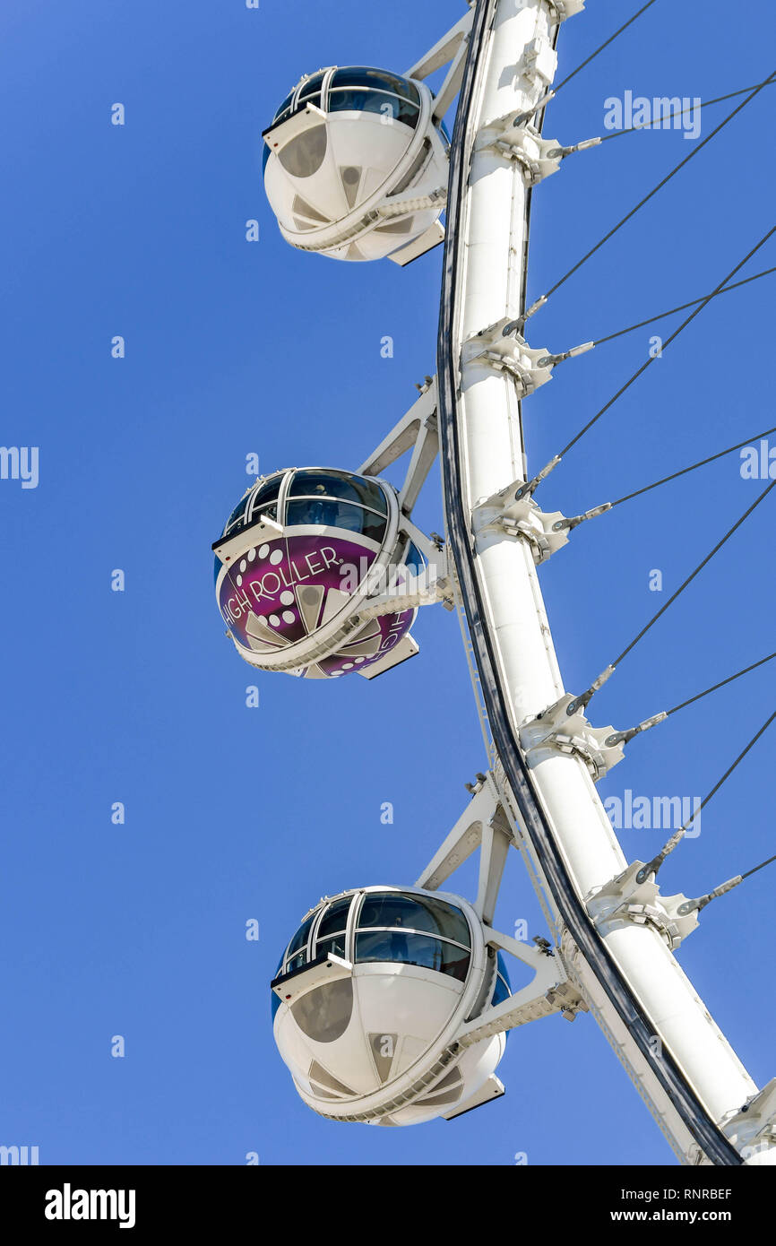 LAS VEGAS, NEVADA - Febbraio 2019: vista ravvicinata di capsule in alto il rullo ruota gigante ride contro un cielo blu. Foto Stock
