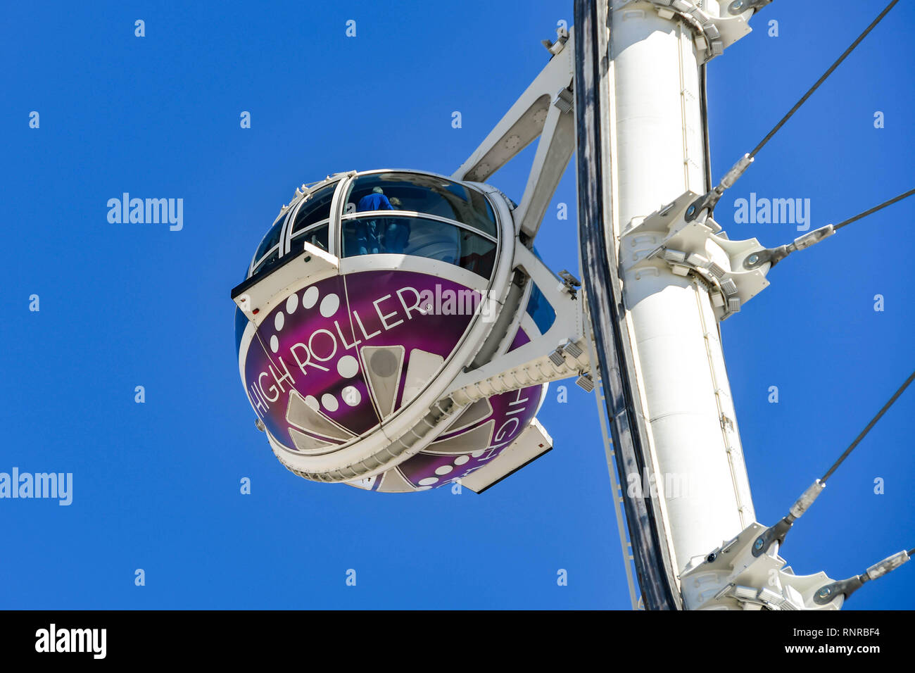 LAS VEGAS, NEVADA - Febbraio 2019: vista ravvicinata di una capsula in alto il rullo ruota gigante ride contro un cielo blu. Foto Stock