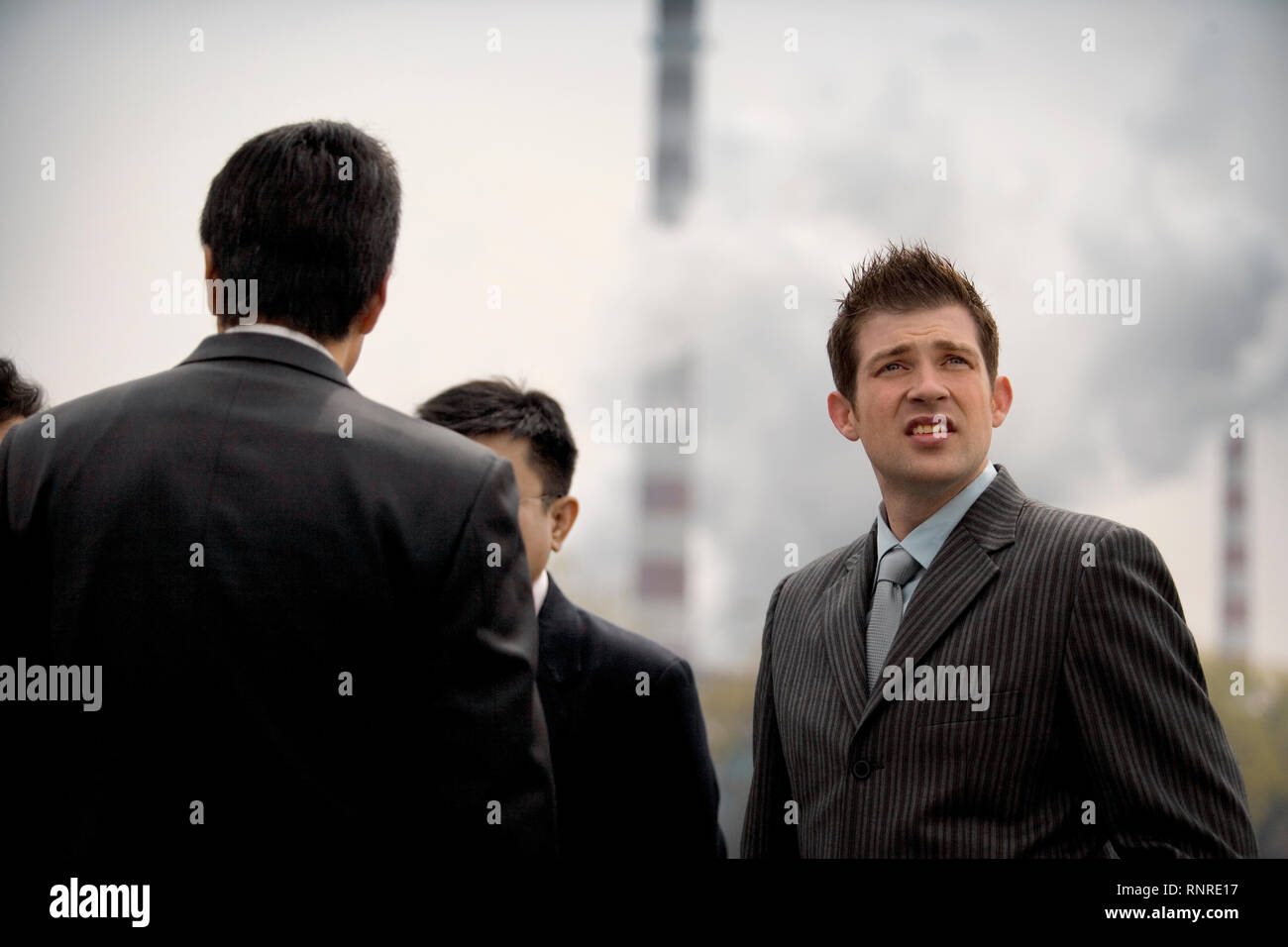 Giovane imprenditore per adulti in piedi con i colleghi. Foto Stock