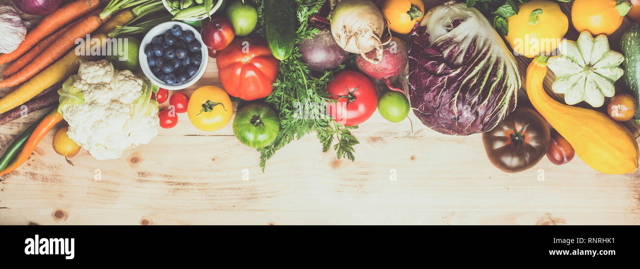 Organico fresco frutta verdura bacche, squash Pomodori Carote cipolline semi di barbabietole pepe cavolfiore, copia spazio, vista dall'alto, lungo foto banner Foto Stock