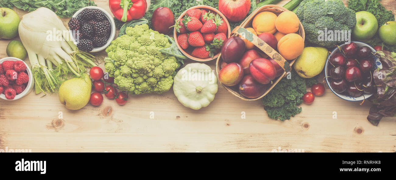 Prodotti freschi di fattoria, verdure organiche su legno tabella di pino, sfondo sani, copiare lo spazio per testo, vista dall'alto, tonica, lunga foto banner, il fuoco selettivo Foto Stock