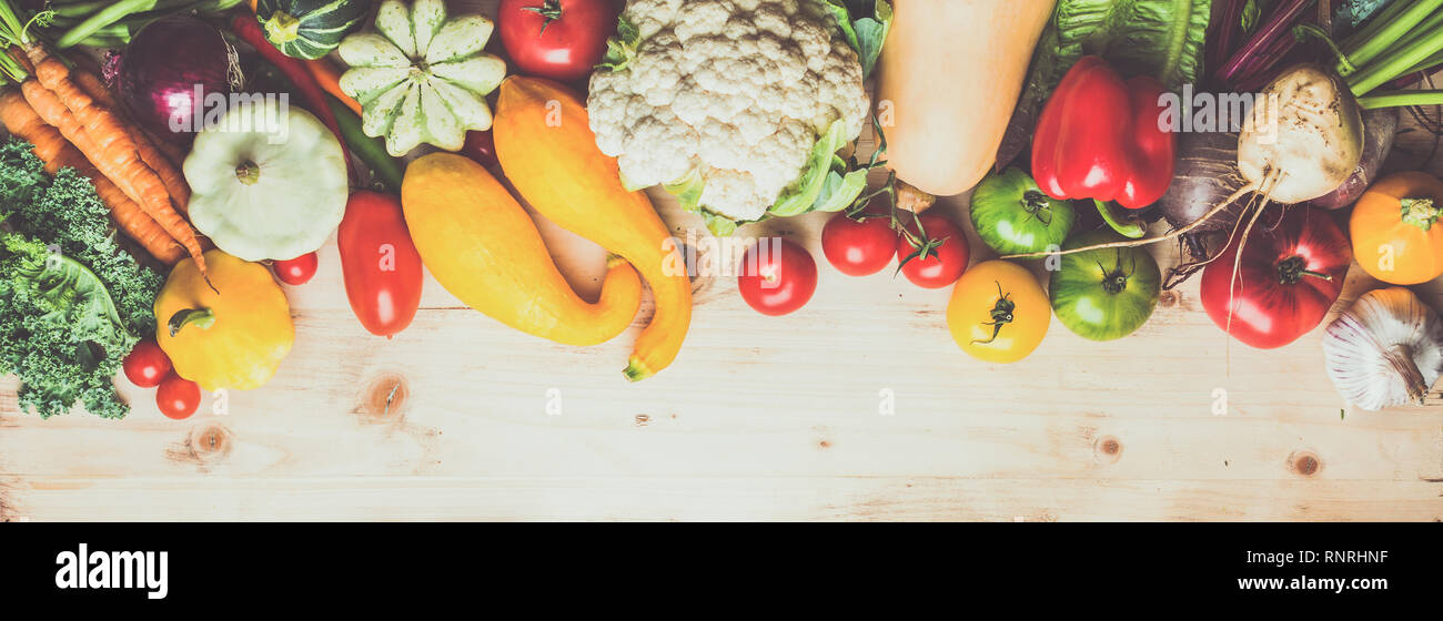 Prodotti freschi di fattoria, verdure organiche su legno tabella di pino, sfondo sani, copiare lo spazio per testo, vista dall'alto, il fuoco selettivo Foto Stock