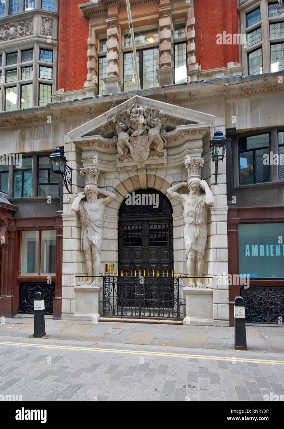 LONDON CITY DI LONDRA la vecchia entrata a trasportatori HALL Throgmorton Street con le statue Foto Stock