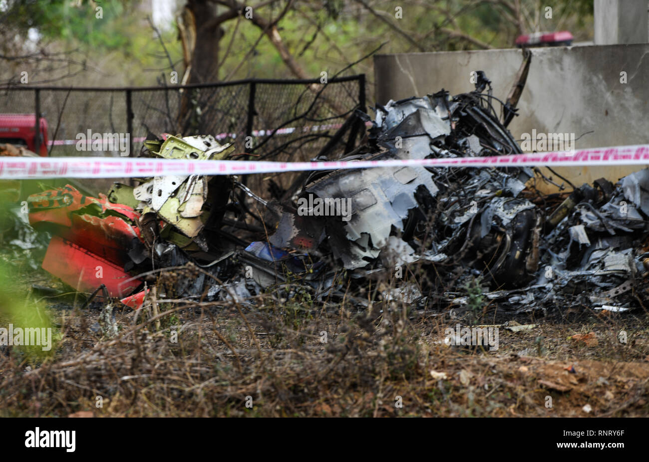 Una vista del motore di 1 dei 2 Surya Kiran che si è schiantato in Bengaluru prima che l'aria-show che inizia domani dove 2 piloti sono stati feriti e 1 morti accertati. Foto Stock