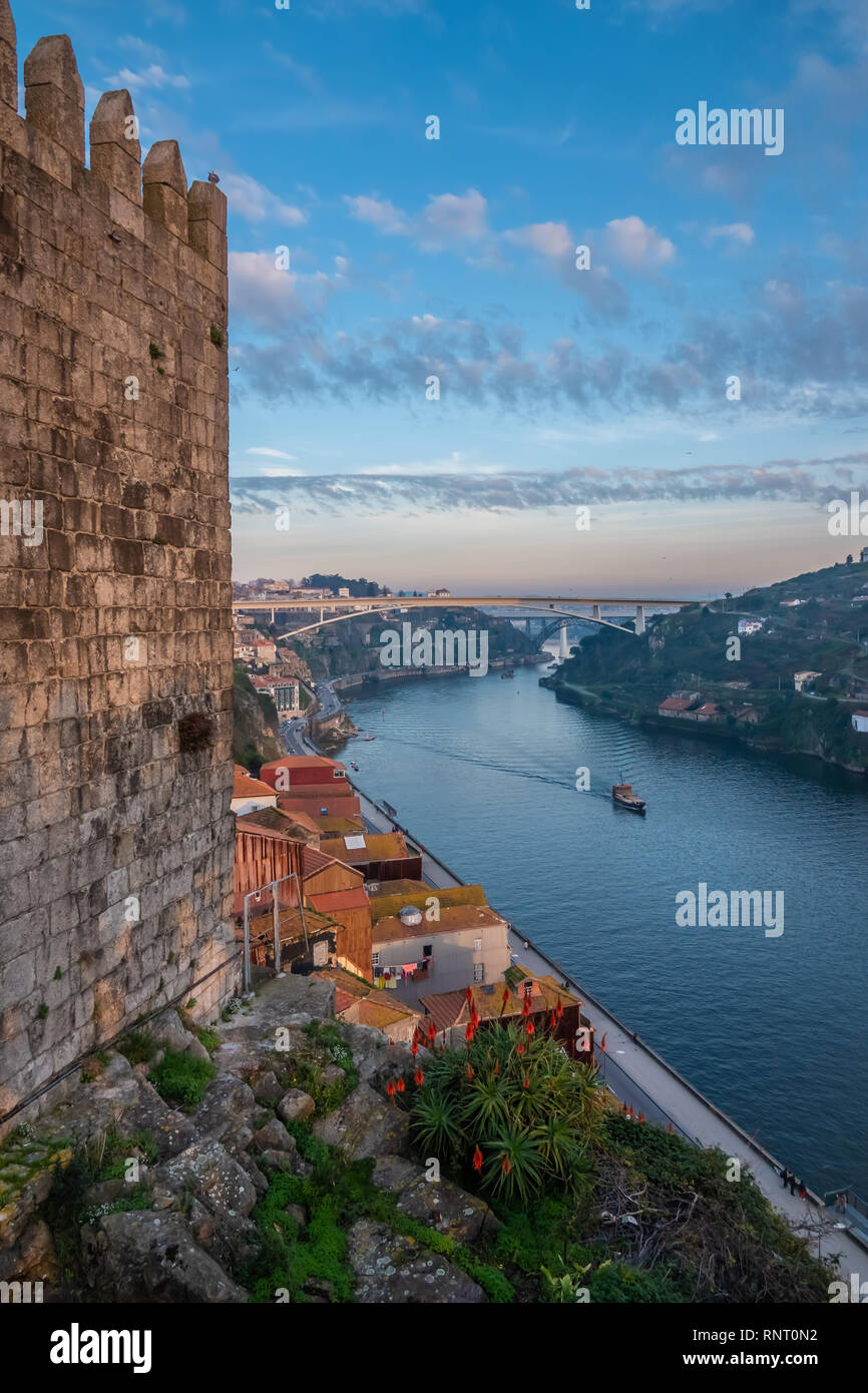 Porto, la seconda più grande città in Portogallo. Situato lungo il fiume Douro estuario nel nord del Portogallo. Il suo nucleo storico è un patrimonio mondiale UNESCO Sit Foto Stock