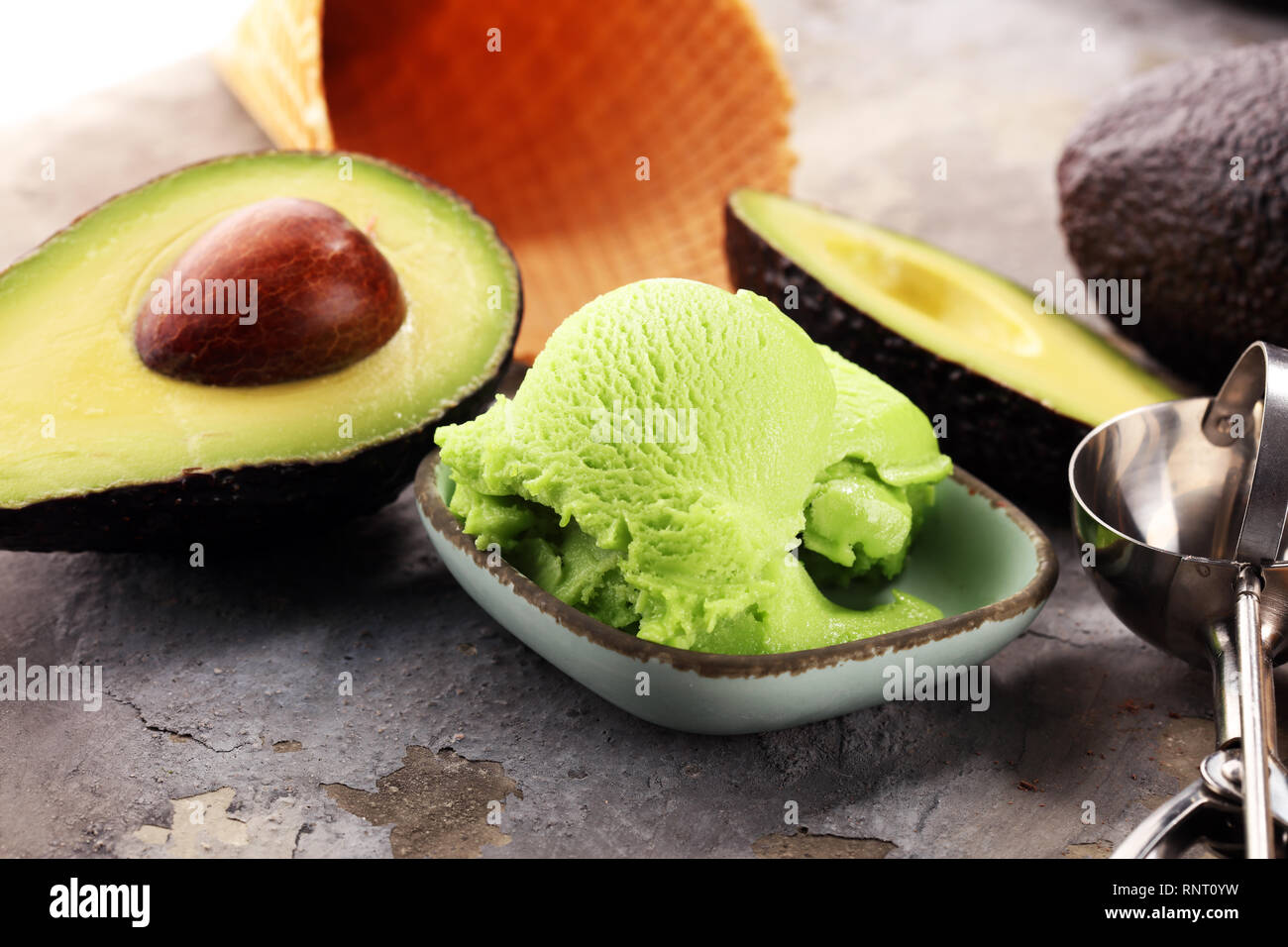 In casa verde avocado organico gelato pronto a mangiare. Hass avocado gelato Foto Stock