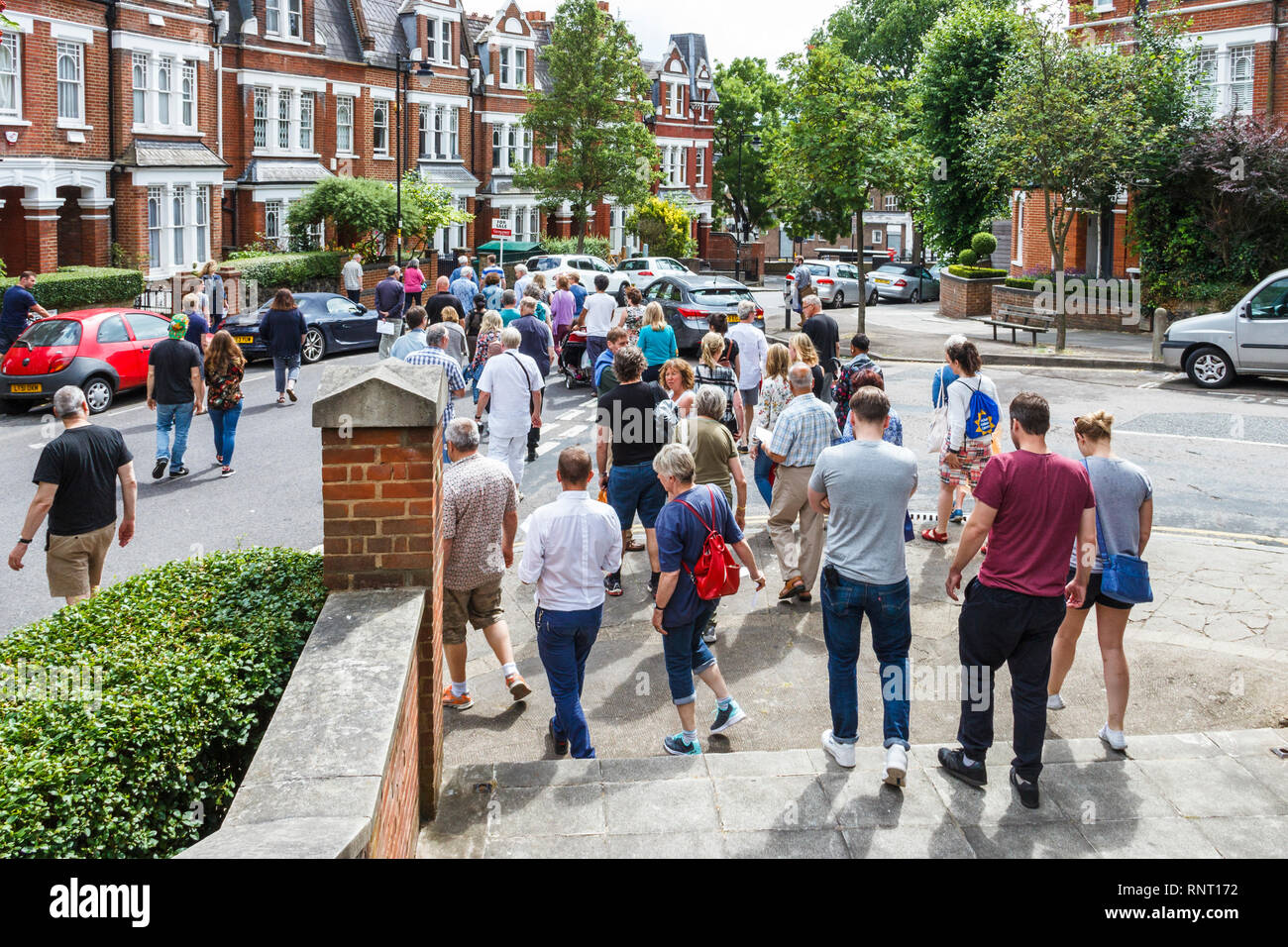 Una folla di persone l'impostazione off su un percorso guidato di storia locale tour in Islington, a nord di Londra, Regno Unito Foto Stock