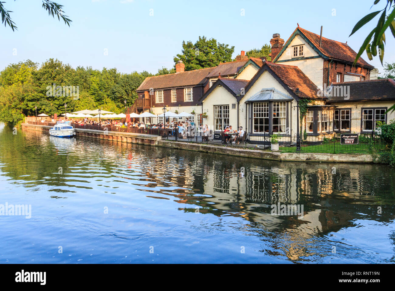 Il pesce e anguille public house dal fiume Lea, Dobb's Weir, Hertfordshire, Regno Unito Foto Stock