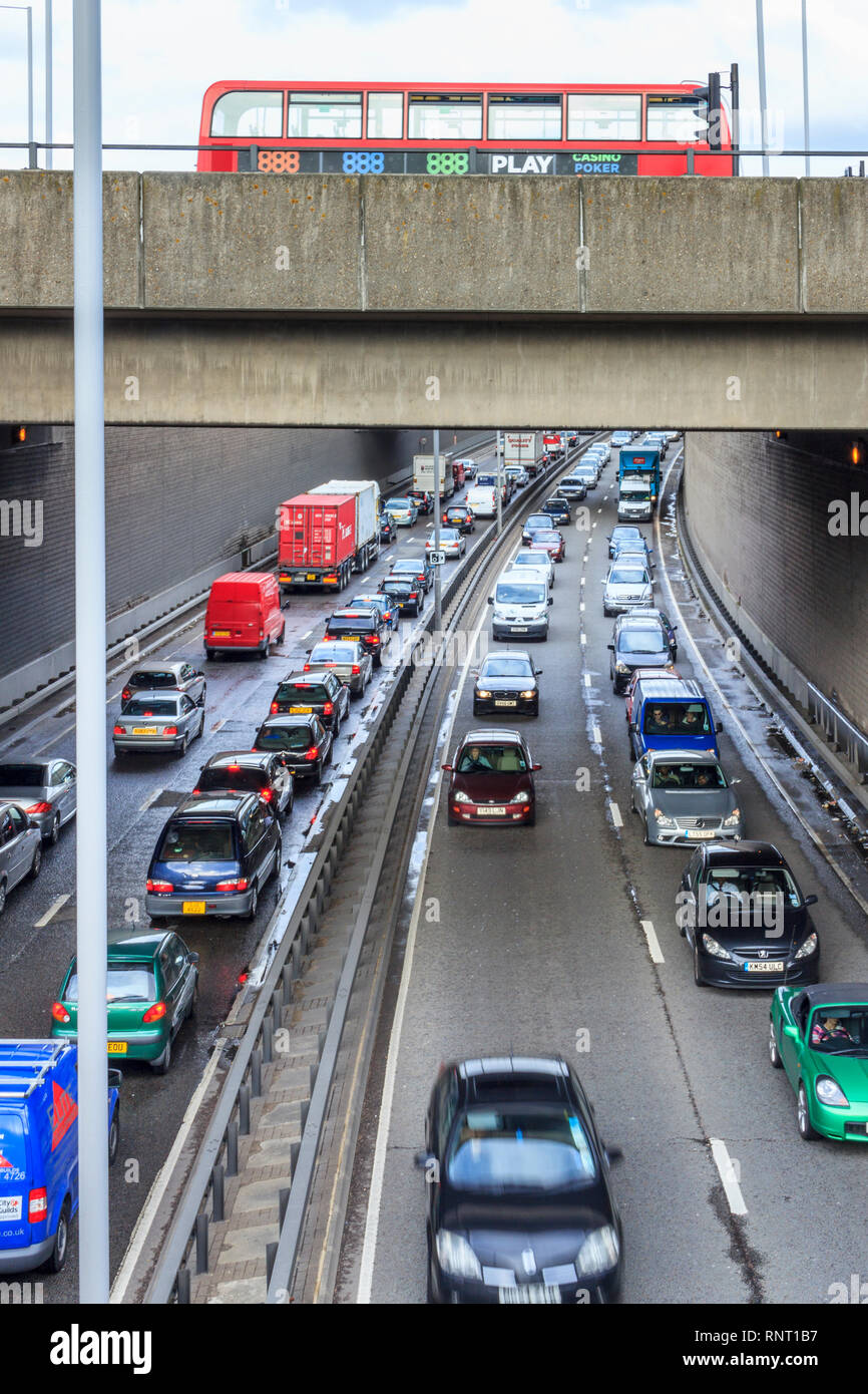 Ora di punta il traffico sulla North Circular Road all'A10 Grande Cambridge Road Roundabout sottopassaggio, London, Regno Unito Foto Stock